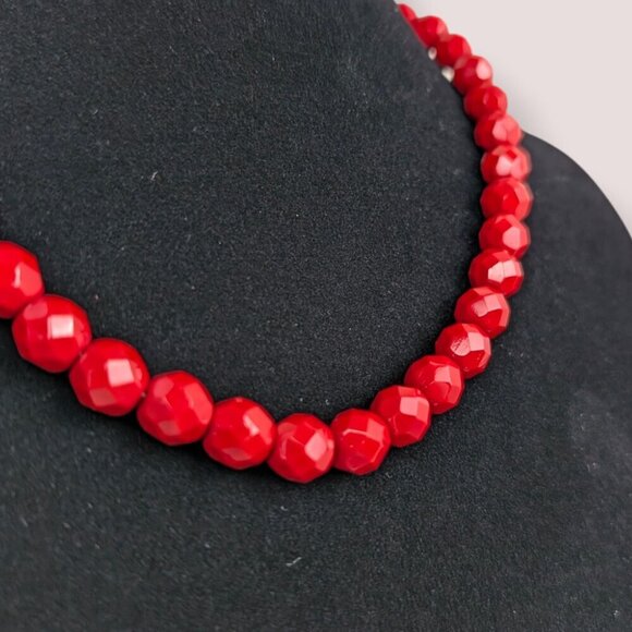 V. Red Glass Faceted Beaded Necklace - Picture 4 of 5